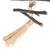 Jouet composé de bâtonnets en bois naturel, perles en bois clair et fagot de paille attaché, tous les éléments sont visibles sur fond blanc.