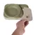 Comedero de Modern Living con tapa extraíble, base verde y cubierta beige. Mano muestra la retirada de la tapa.