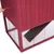 Rotes Holzgehege mit Metallgitter, schwarze Rampe und Hand zeigt Verriegelungsmechanismus an der Seite.