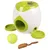 Voerdispenser in wit en groen met tennisbal, bruine schep en twee groene voerschalen. Geschikt voor automatische voeding. Voerdispenser in wit en groen met tennisbal, bruine schep en twee groene voerschalen. Geschikt voor automatische voeding.