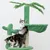 Krabpaal met groene stoffen bekleding, palmboomdesign en twee spelende katten. Bevat platforms en sisalpalen.