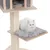 Árbol rascador con poste de sisal, dos niveles de madera y cojines grises. Gato blanco sentado en el nivel inferior.