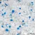 Primo piano di cristalli di silicato bianchi e blu, adatti per lettiera per gatti.