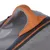 Poignée en tissu orange et maille grise sur un sac de transport pour animaux, fermeture éclair visible. Matières : tissu et maille synthétique.