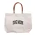 Bolsa de tela blanca con asas marrones y estampado negro 'DOG MOM'.