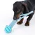 Dachshund juega con juguete para perros azul y blanco de cuerda y pelota.