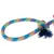 Giocattolo in corda intrecciata blu, gialla e rosa con nodo e frange a un'estremità.
