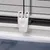 Detailaufnahme eines weissen Kunststoffclips zur Befestigung von Gitterelementen an einer Kunststoffwanne.