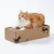 Katzenkratzer aus Pappe mit Sisal-Oberfläche, dekoriert mit schwarzen Katzenmotiven. Orange-weisse Katze liegt darauf.