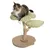 Árbol rascador con dos superficies acolchadas verdes y tronco de madera, gato sentado en la plataforma superior.