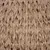 Gros plan sur un tressage de fibres naturelles, aspect paille ou rotin. Matériau visible : fibre végétale tressée.