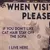 Textbild mit englischem Hinweis: 'When visiting please, if you don't like cat hair stay off the sofa. I live here, you don't.'