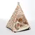 Deux chats dans une tente tipi en tissu imprimé de motifs pastèque, ananas et glaces, avec armature en bois visible au sommet.