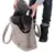 Sac de transport en tissu beige avec un chien noir à l’intérieur, une personne ouvre le rabat du sac. Poignées visibles et intérieur matelassé.