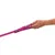 Ruffwear Hundeleine in Pink, mit gepolstertem Griff und stabiler Metallbefestigung. Hand zeigt die Bedienung des Griffs.