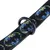 Zwarte halsband met blauw-gele vleermuismotieven en zwarte metalen ring.