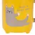 Texte en anglais sur la tasse : HAVE A GOOD DAY. Illustration d’un chat gris stylisé sur fond jaune.