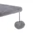 Plataforma gris y mullida con pelota de juego colgante en una cuerda.