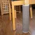 Kratzschutz aus Sisal für Tisch- oder Stuhlbeine, braun, befestigt an einem Holzstuhlbein.