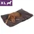 Hund ligger på brun XL-hundbädd med synlig rand och märke. Lila ruta med vit text: XL och siluett av hund uppe till vänster. Hund ligger på brun XL-hundbädd med synlig rand och märke. Lila ruta med vit text: XL och siluett av hund uppe till vänster.