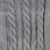 Gros plan sur un tricot torsadé gris, motif à mailles épaisses. Matière textile visible, type laine ou acrylique.