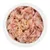 Primo piano di carne rosa e bianca tritata in una ciotola bianca. Ingredienti visibili: pezzi di gamberetti e carne di pesce.