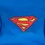 Logo Superman in rosso e giallo su sfondo blu.