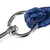 Mousqueton en métal argenté attaché à une corde tressée bleu foncé et bleu clair, détail visible de l’attache. Aucun texte ou marque visible.