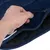 Hand zeigt Detailansicht einer blauen, gepolsterten Stofftasche mit Reissverschluss und weisser Kordel.