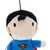 Plišana igračka u Superman dizajnu s plavim odijelom, crvenim plaštom i žutim S na prsima. Crna kosa i jednostavne crte lica.