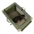 Caja de transporte verde con ventanas de malla, marco de metal y asas. Perro pequeño sentado dentro sobre suelo beige.