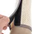 Close-up van een klittenbandsluiting op een beige-bruin product met juteweefsel. Toont de functie van de sluiting voor bevestigen of openen.