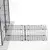 Erweiterbares Gehege aus schwarzem Metallgitter mit modularen Elementen, geeignet für flexible Anpassung.