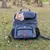 Ferplast Voyager Backpack 40, grauer Rucksack mit orangefarbenen Akzenten, Katze schaut aus der oberen Öffnung heraus. Geeignet für den Transport von Haustieren.