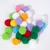 Bunte Filzbälle in verschiedenen Farben wie Weiß, Grün, Rot, Gelb, Blau, Lila und Pink. Geeignet als Spielzeug oder Dekoration.