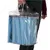 Bolsa de transporte de plástico transparente con esterillas plegables azules, sostenida por una persona en la mano.