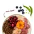 Schale mit Trockenfutter, rohem Fleisch, Preiselbeeren, Blüten, Blaubeeren und Erbsenschote. Text: nom nom! Schale mit Trockenfutter, rohem Fleisch, Preiselbeeren, Blüten, Blaubeeren und Erbsenschote. Text: nom nom!