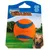 Chuckit! Ultra Ball, maat medium, oranje met blauwe strepen, in verpakking met afbeelding van hond en grasveld. Tekst: Chuckit! ULTRA BALL, medium, moyenne, mittel, mediana, media.