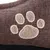 Bruine stof met geborduurde pootafdruk in beige pluche materiaal, detailopname van huisdieraccessoire. Materiaal: textiel en pluche.