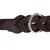 Détail d’un collier tressé en cuir marron avec anneau métallique rond visible au centre.