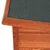 Detalle de tejado inclinado con superficie rugosa y estructura de madera barnizada, parte superior de una caseta para mascotas. Detalle de tejado inclinado con superficie rugosa y estructura de madera barnizada, parte superior de una caseta para mascotas.