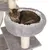 Grauer Kratzbaum mit gepolsterter Liegefläche, darauf eine Katze liegend. Sisal umwickelte Säule sichtbar.