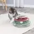 Meerlagig kattenspeelgoed met drie gekleurde niveaus in rood, groen en beige, elk met geïntegreerde witte ballen om mee te spelen.