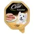 Cesar Klassiker Nassfutter mit Geflügel und Rind, Abbildung von Futterstücken auf Teller und Hund.