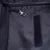 Intérieur en tissu noir avec sangle munie d’un mousqueton métallique et bande velcro visible, détails d’accessoire pour animal.