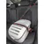 Transportbox aus Kunststoff im Auto mit Sicherheitsgurt befestigt. Rote Pfeile zeigen die korrekte Gurtführung für sicheren Transport.