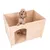 Niche en bois clair avec un grand chien à l’intérieur, debout sur ses pattes arrière. Ouverture en arche visible sur le devant de la niche.