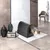 Katzen-Toilette mit Haube und transparenter Schwingtür, Katze verlässt die Toilette. Produktanwendung im Wohnraum gezeigt.