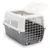 Caisse de transport en plastique gris et blanc avec porte avant en métal grillagé et ouverture supérieure transparente.