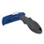 Cepillo para mascotas con mango ergonómico negro y cabezal azul, púas metálicas finas y botón blanco en la parte superior.
